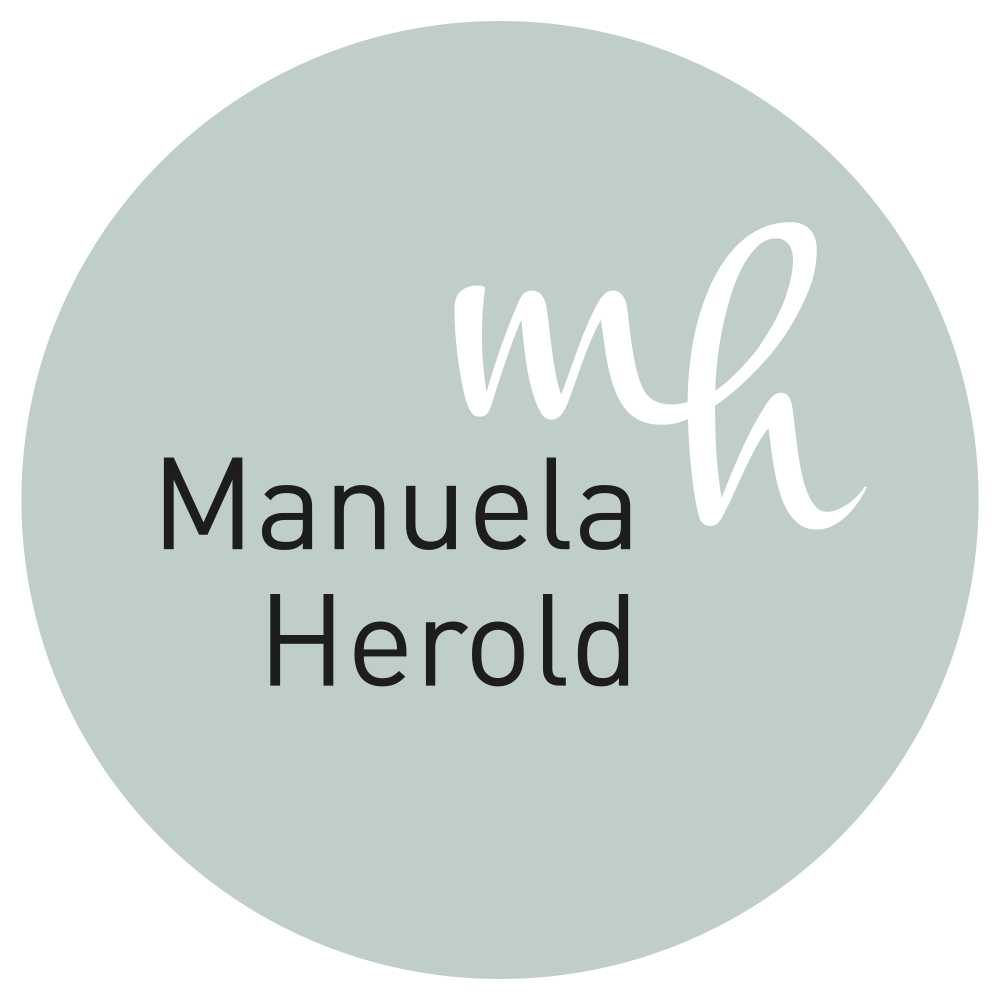Logo von Manuela Herold für den Bereich Körperarbeit. Es ist ein grüner Kreis mit dem Schriftzug ihres Logos in der Mitte positioniert.