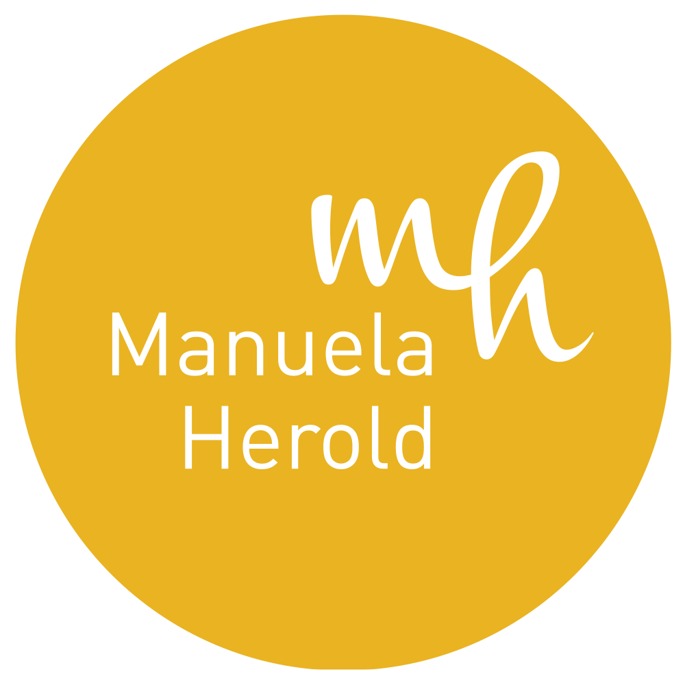 Runde Version des Logos von Manuela Herold für Lebens- und Sozialberatung. Es ist in einem Sonnengelben Kreis mit dem Schriftzug Manuela Herold.